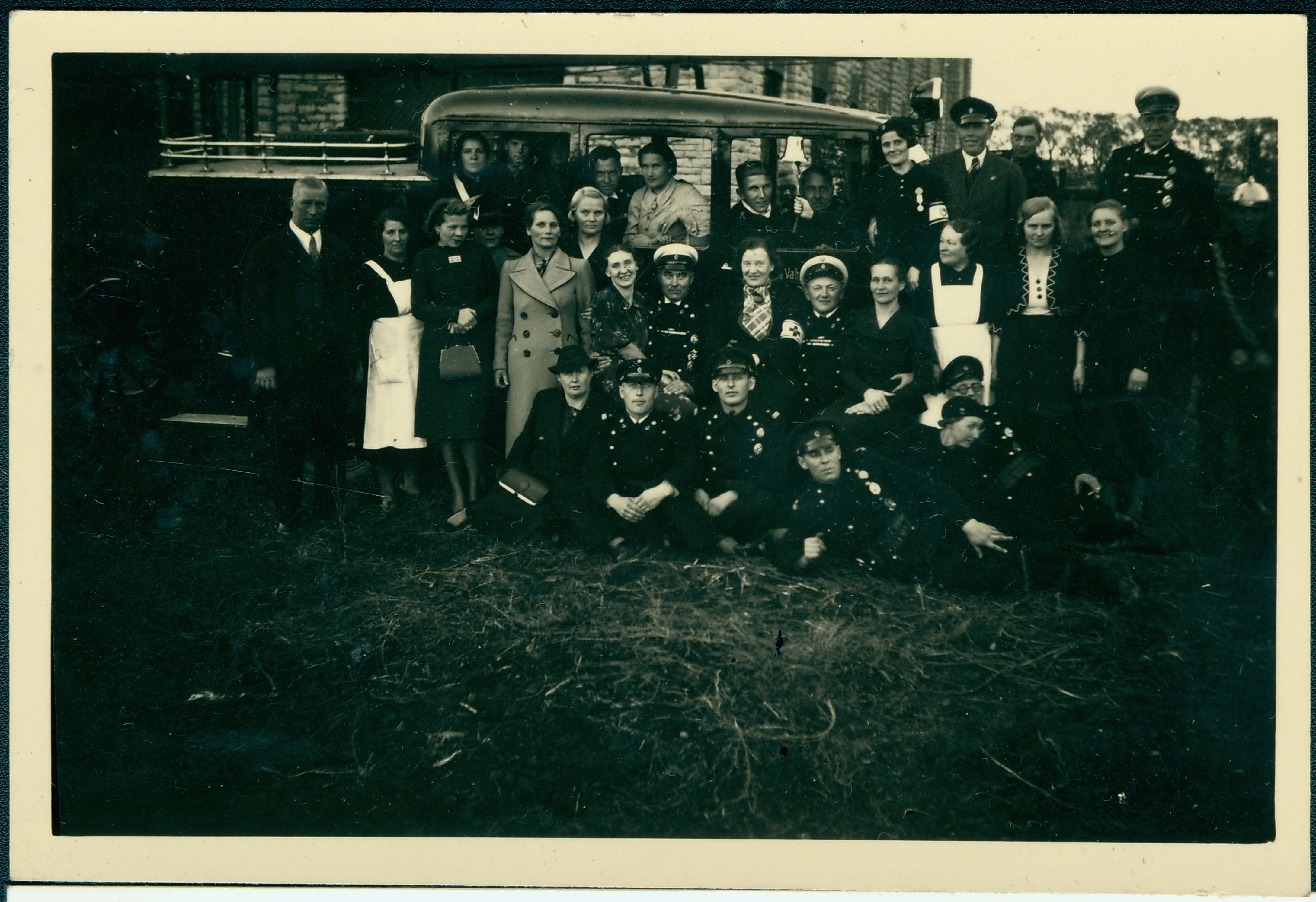 Tallinna VTÜ liikmed tuletõrjeauto Alex juures