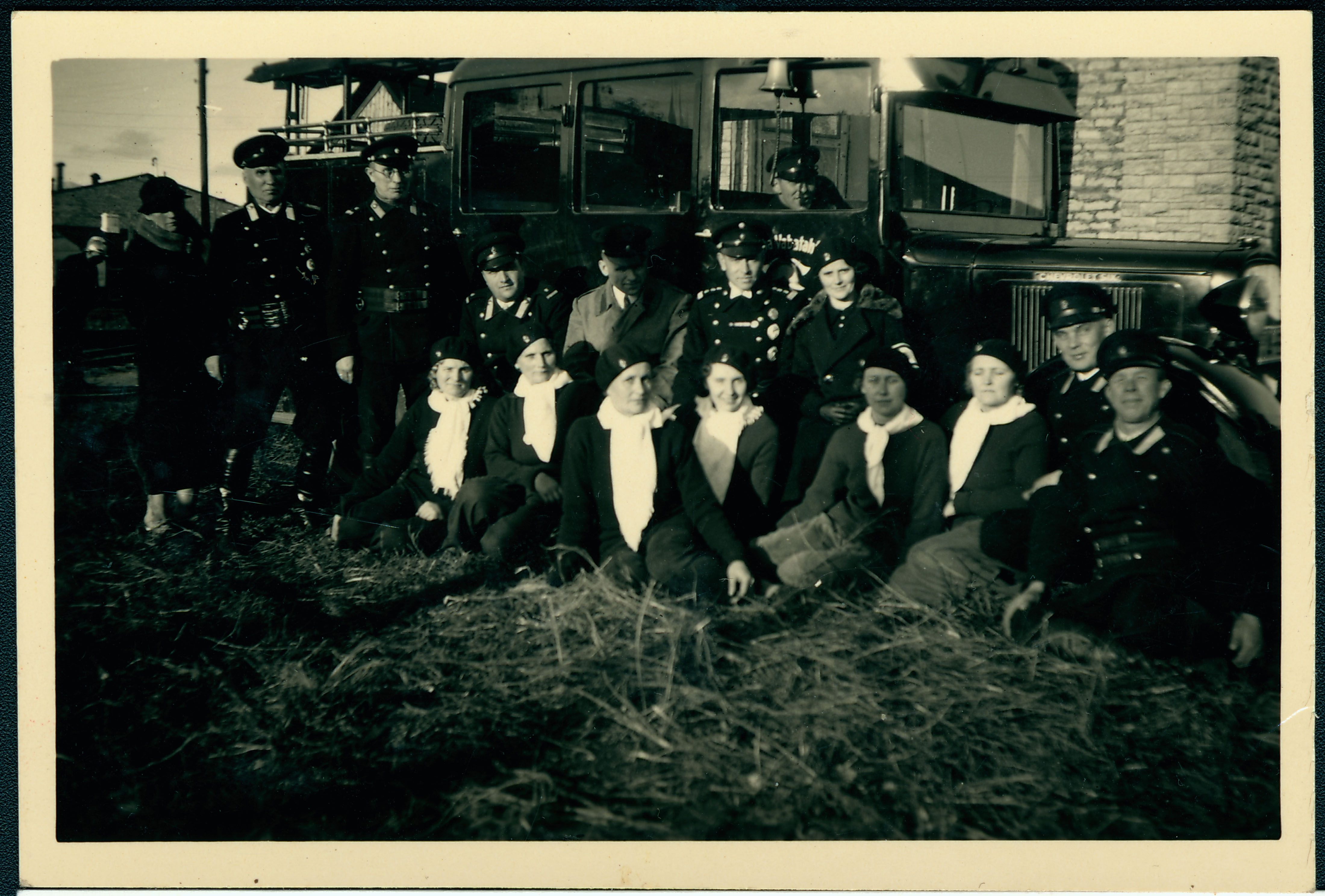 Tallinna VTÜ liikmed õppustel tuletõrjeauto Alex juures