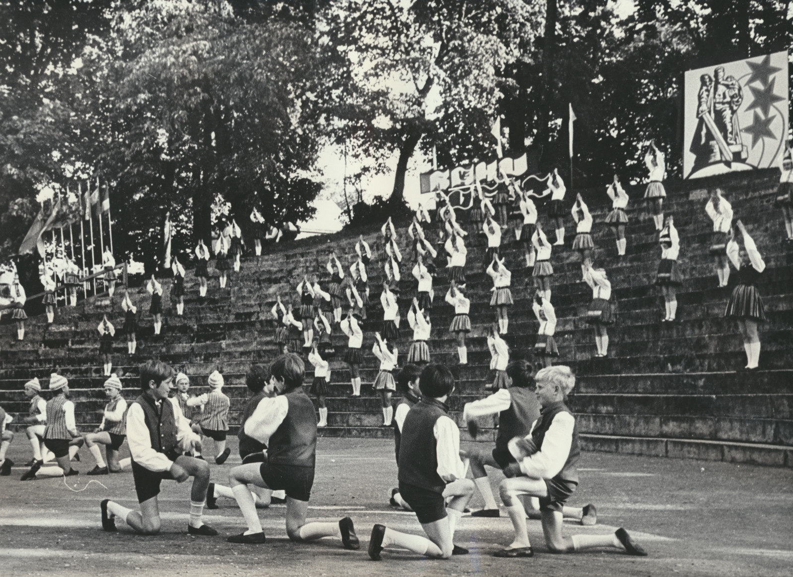 foto, Viljandi rajooni laulu- ja tantsupidu, lasterühmad, 1975, foto B. Veidebaum
