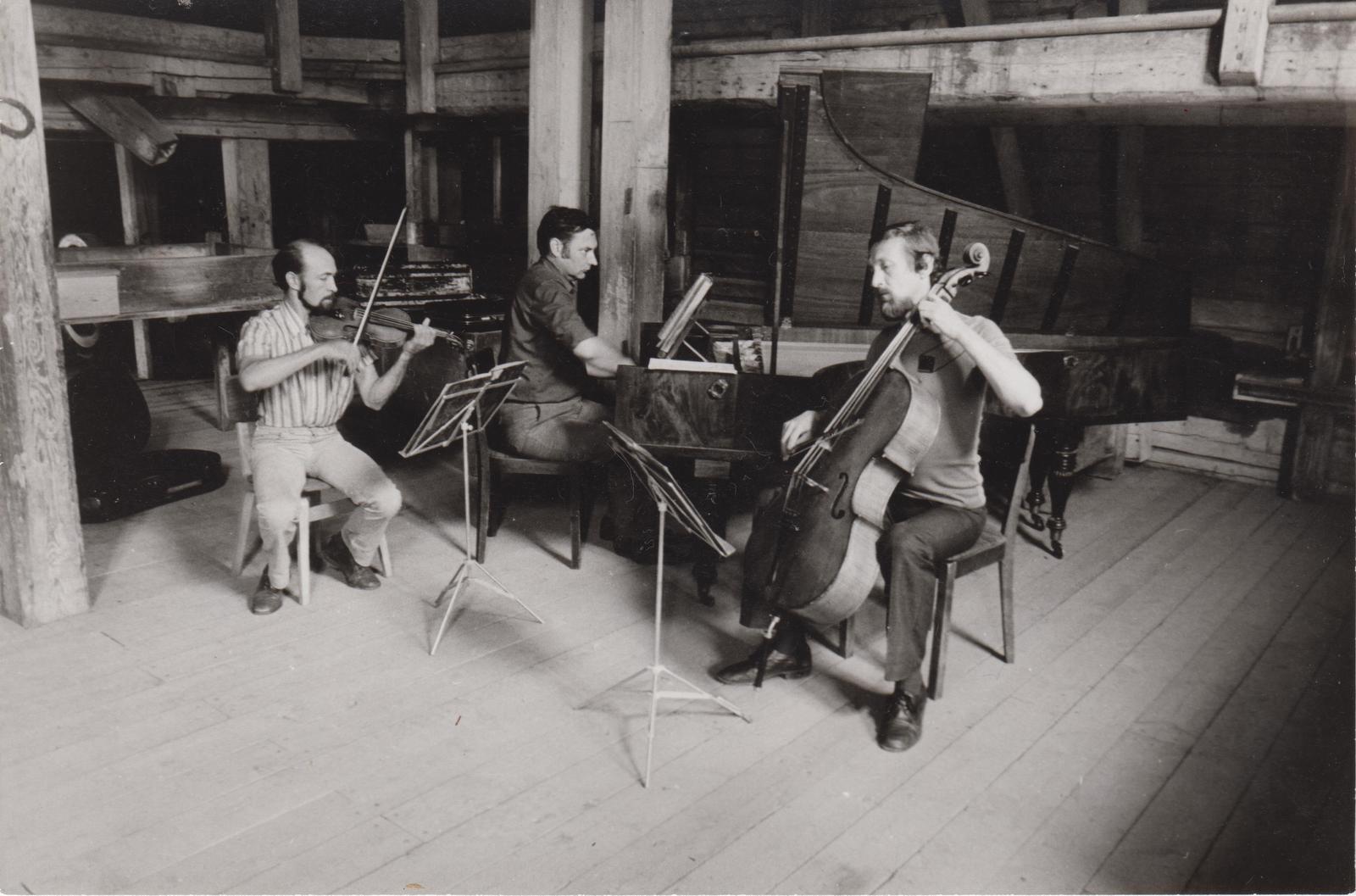 Ansambel "Linnutaja" ja instrumentaaltrio ühine kontsert Kurgjal veskikojas.