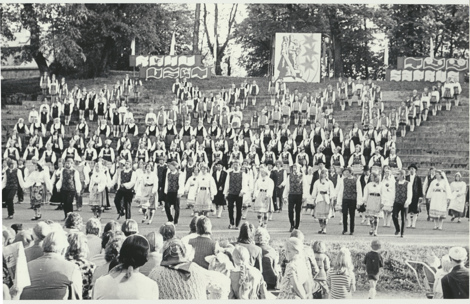 foto, Viljandi rajooni laulu- ja tantsupidu, laululava, tantsijad, 1975, foto B. Veidebaum