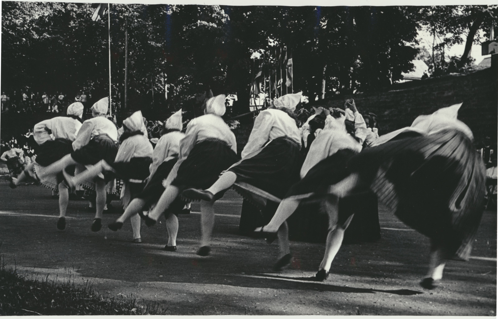 foto, Viljandi rajooni laulu- ja tantsupidu, naisrühmad, 1975, foto B. Veidebaum