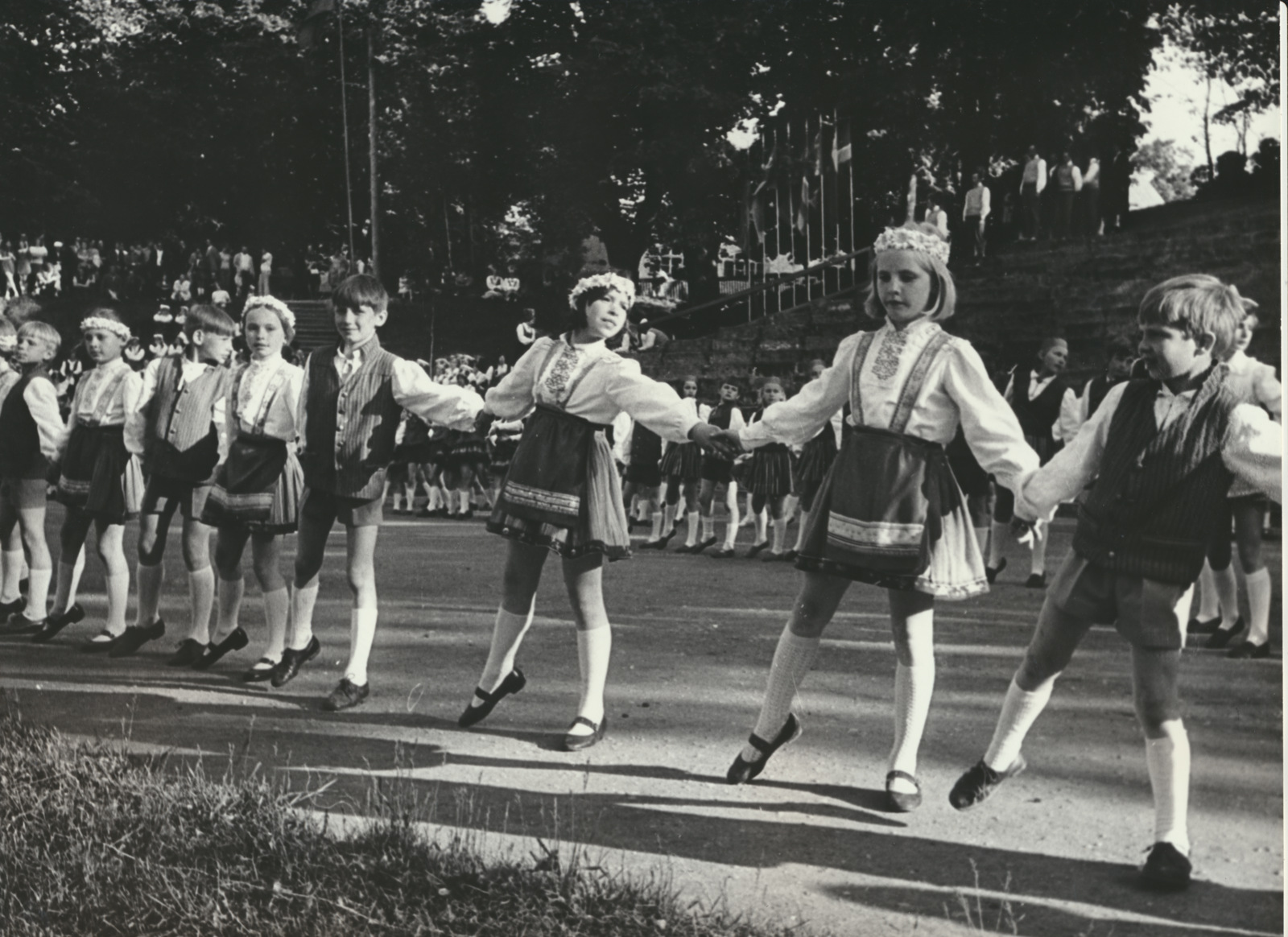 foto, Viljandi rajooni laulu- ja tantsupidu, lasterühmad, 1975, foto B. Veidebaum