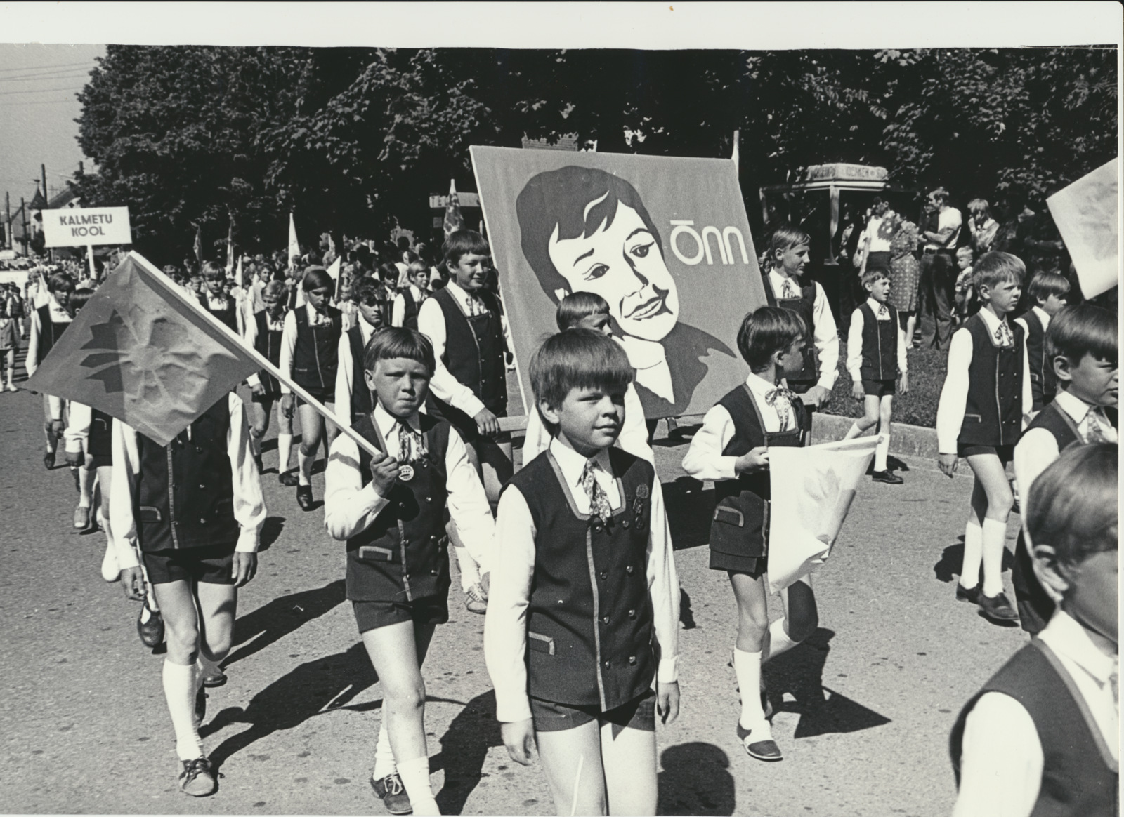 foto, Viljandi rajooni laulu- ja tantsupidu, rongkäik, Viljandi 5. Keskkooli poistekoor, 1975, foto B. Veidebaum