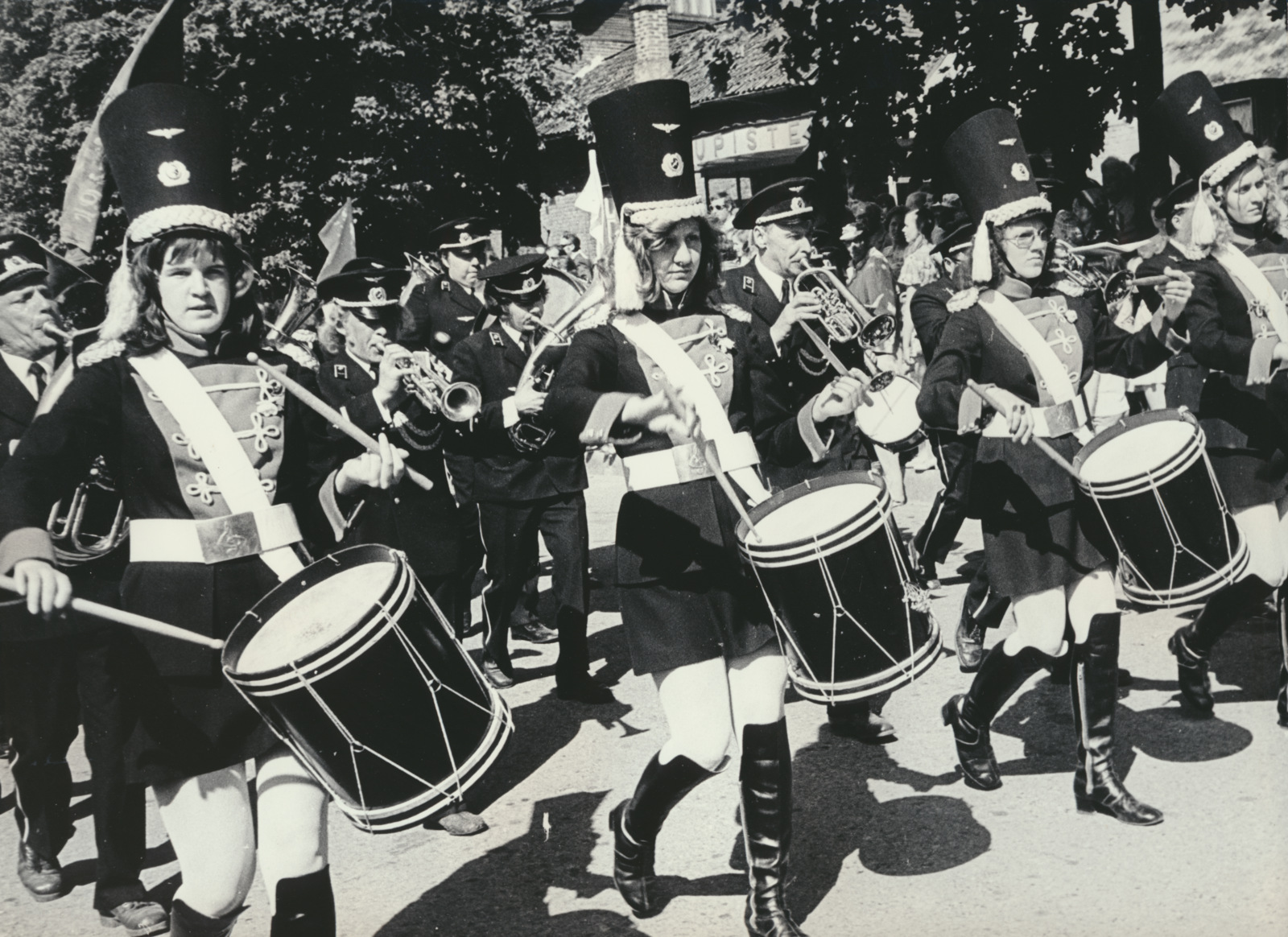 foto, Viljandi rajooni laulu- ja tantsupidu, rongkäik, trummitüdrukud, 1975, foto B. Veidebaum