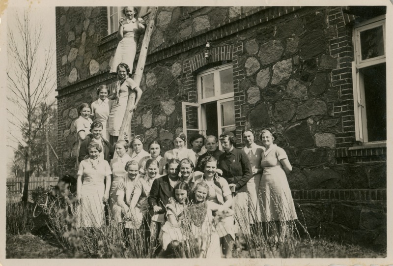 Foto. Tori-Randivälja kodumajanduskooli õpilased Uduvere kodumajanduskooli juures, 1939