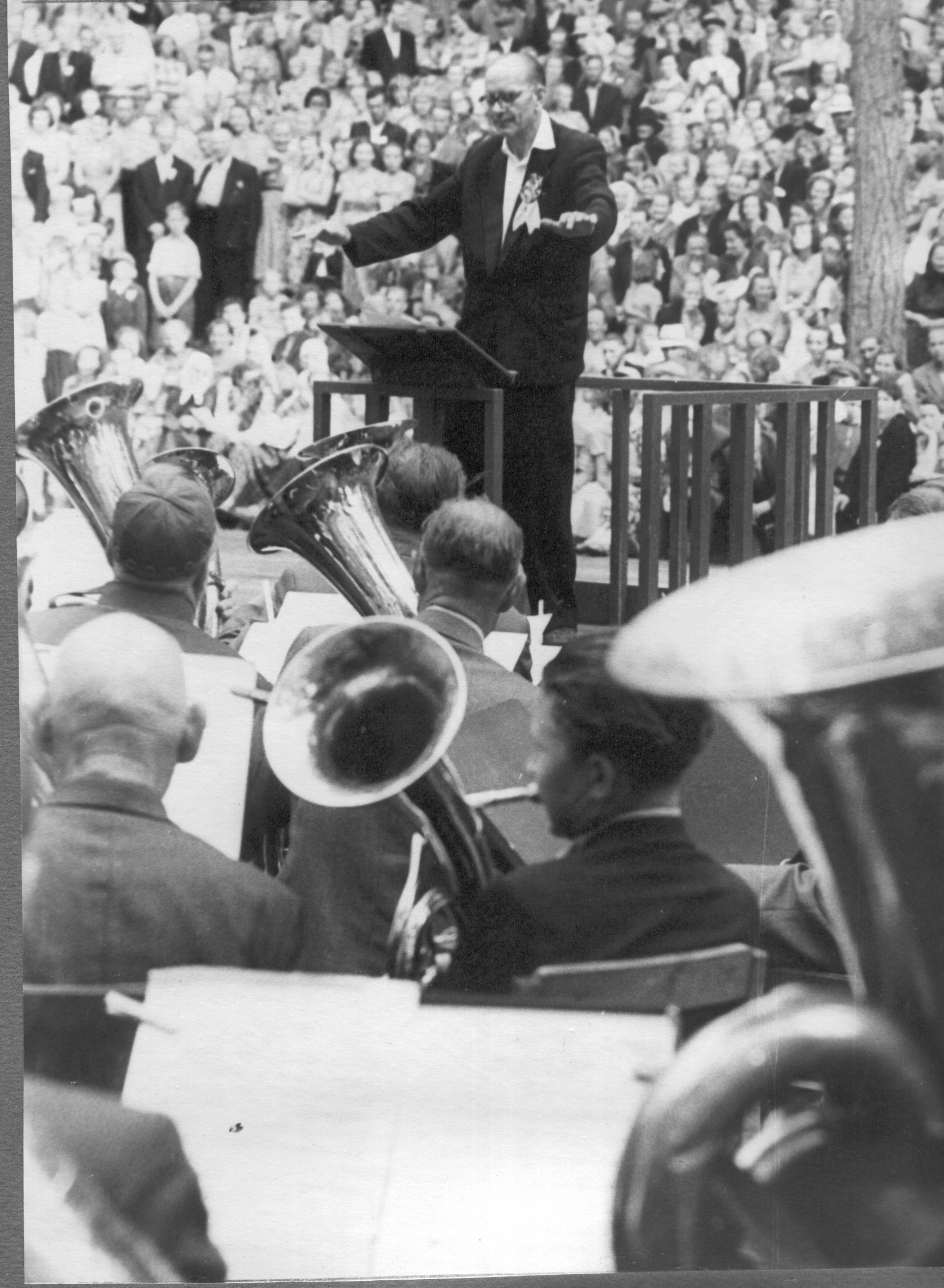 Fotod Võru maakondlilkul laulupäeval mängivad puhkpilliorkestrid Samuel Onno juhatusel 11.juulil 1959.a.
