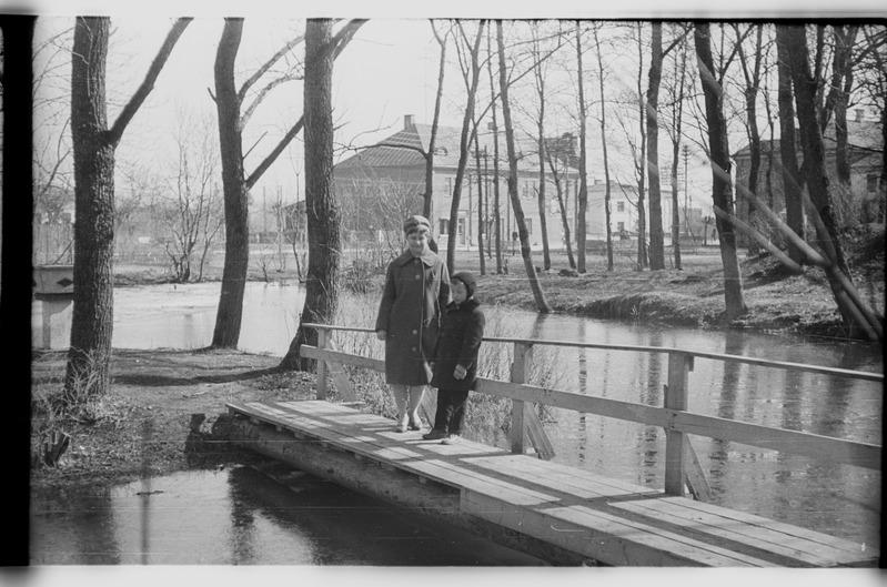 Naine ja väike poiss Põltsamaal linnapargis sillal