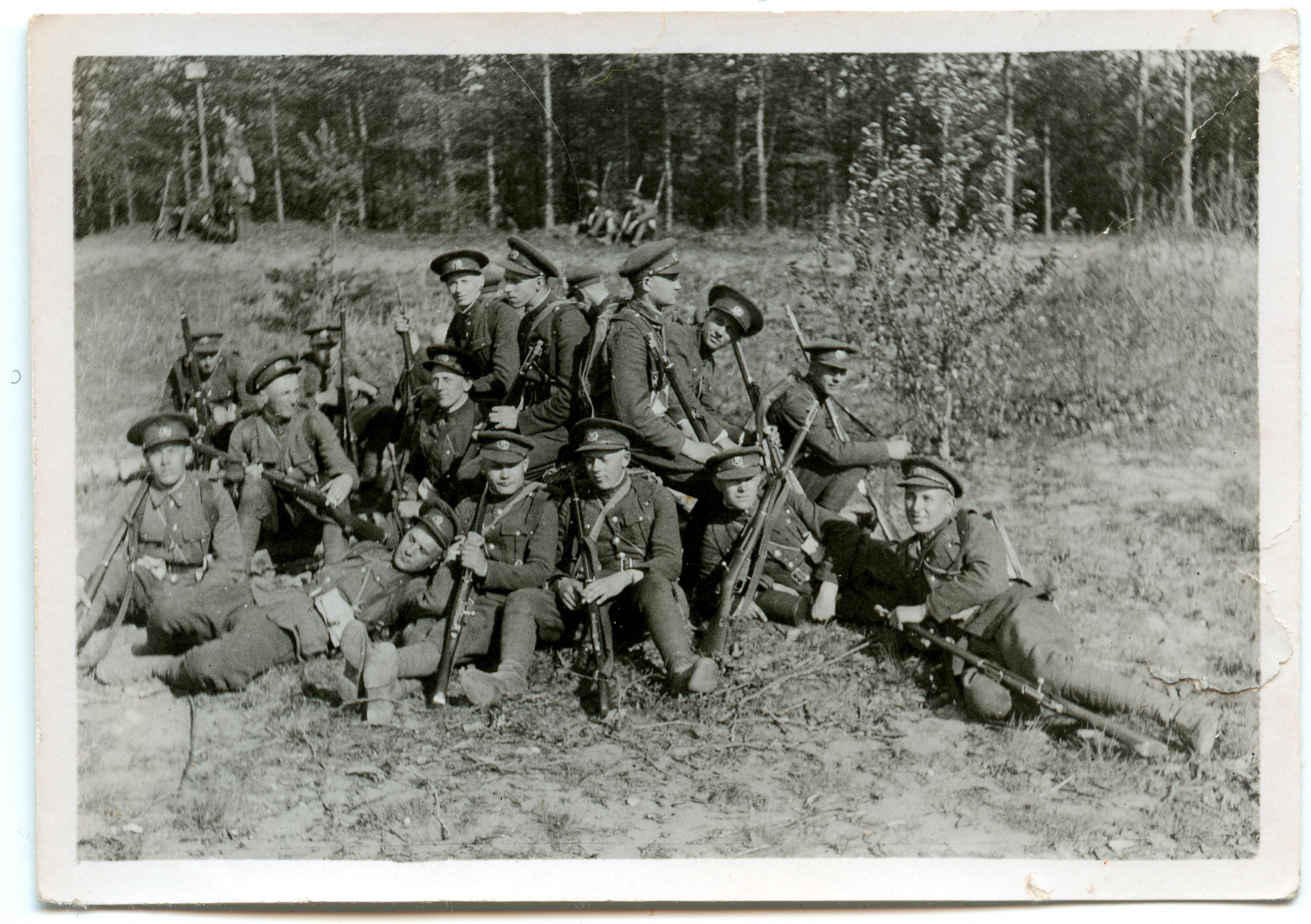 Tallinnas 1940. a. kevadel, rännakul Liiva kõrtsi juures. Sidepataljoni sõdurid