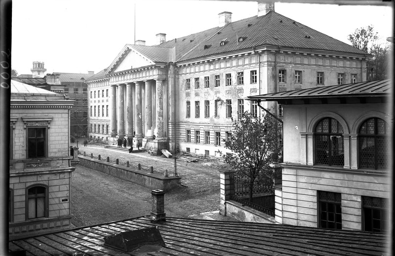 TÜ peahoone, vaade Gildi tänavalt (1944).