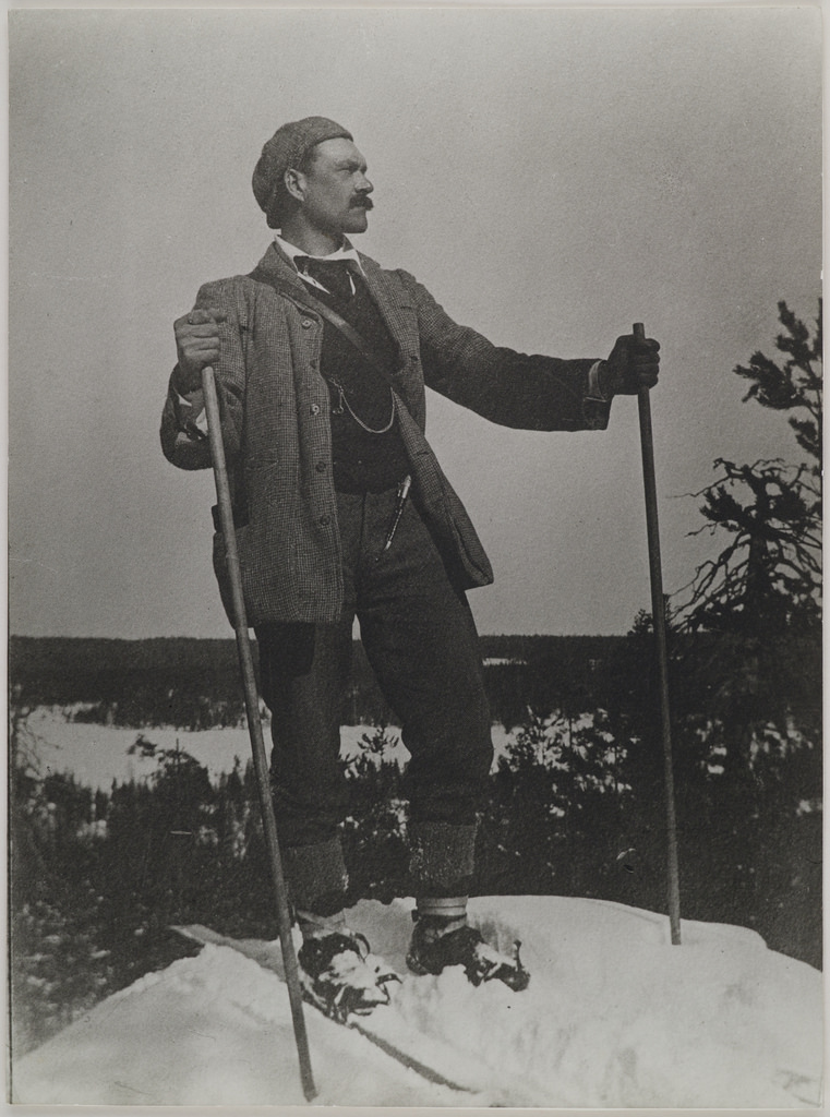 Axel Gallén skiing at the summit of Kirppuvuori in Suolahti, 1906; print 1 of the photograph.