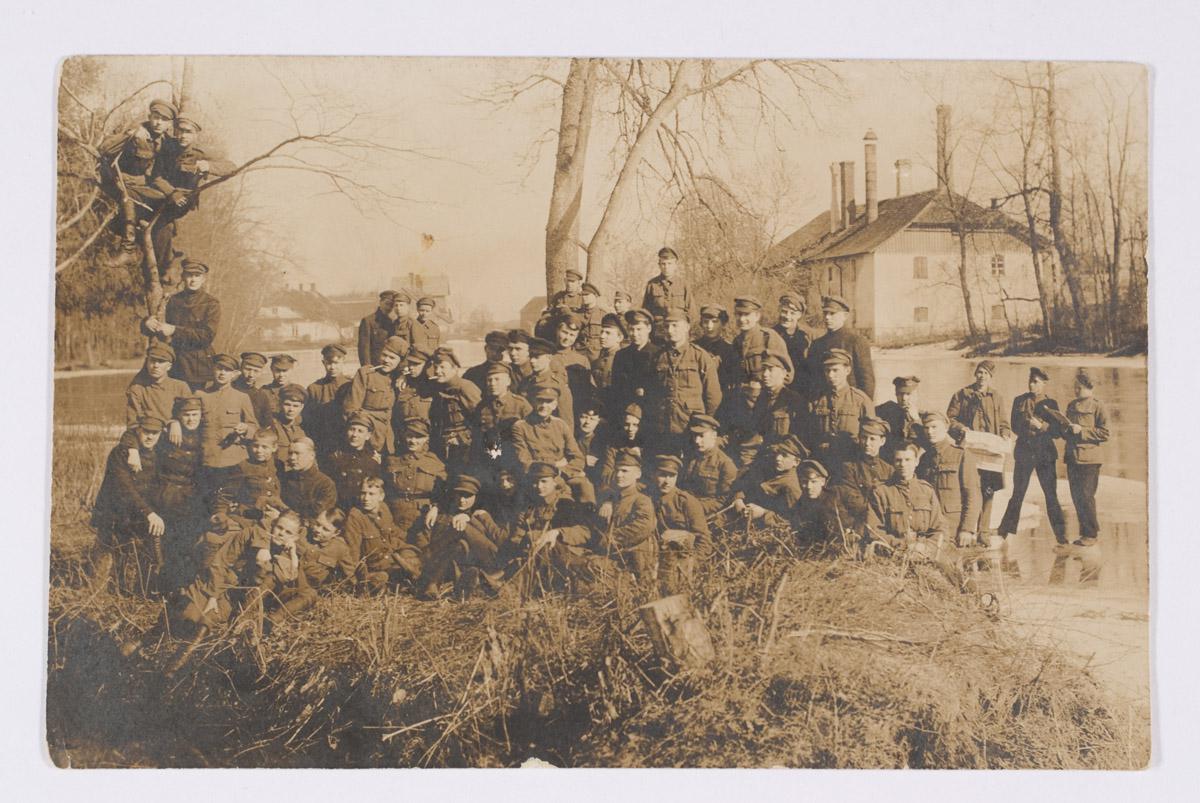 4.kooliõpilaste rood Viljandi kooliõpilaste pataljoni likvideerimise puhul 1920.a kevadel Põltsamaa jõe kaldal.