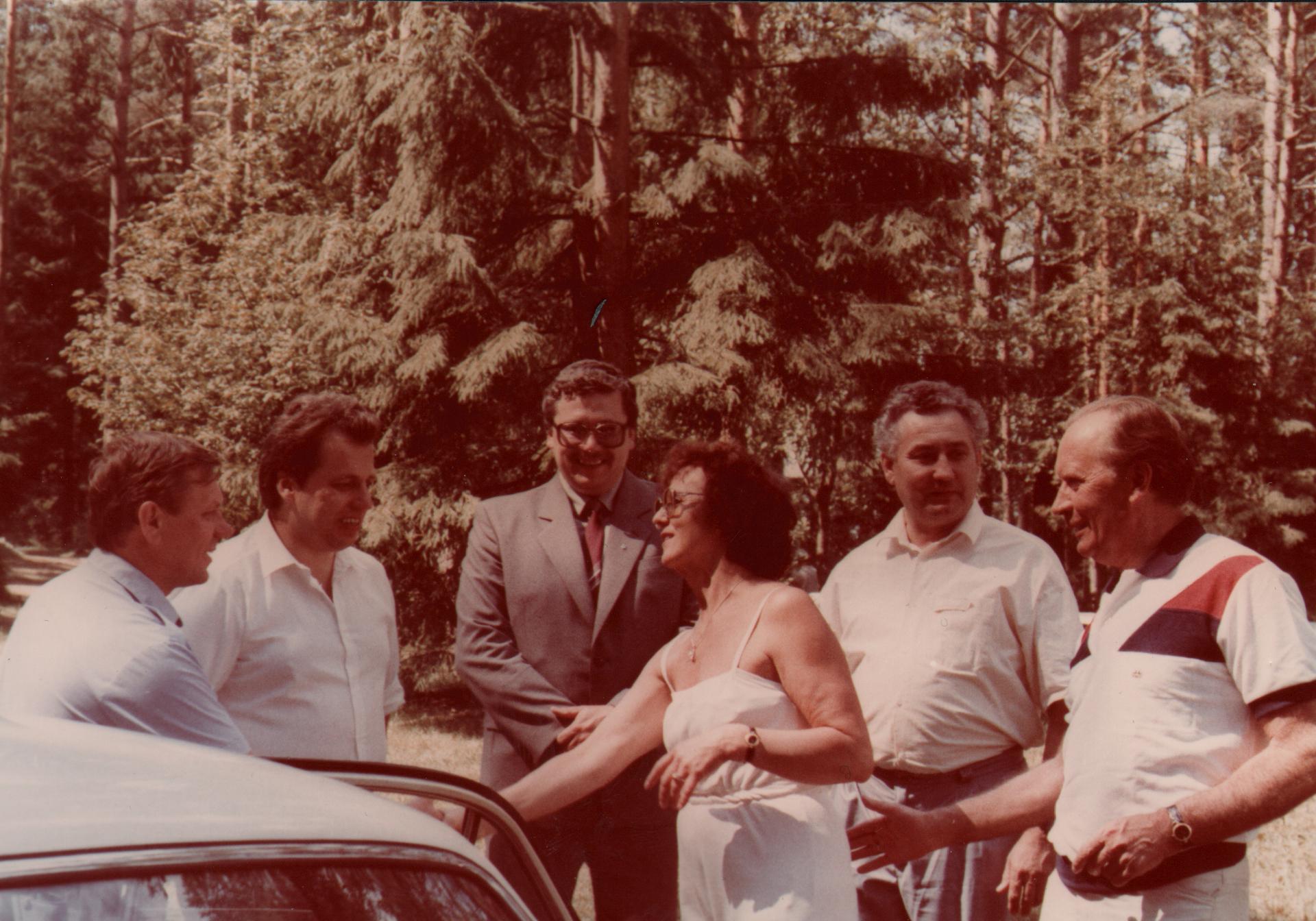 Piimanduspäeval seltskond vestlushoos