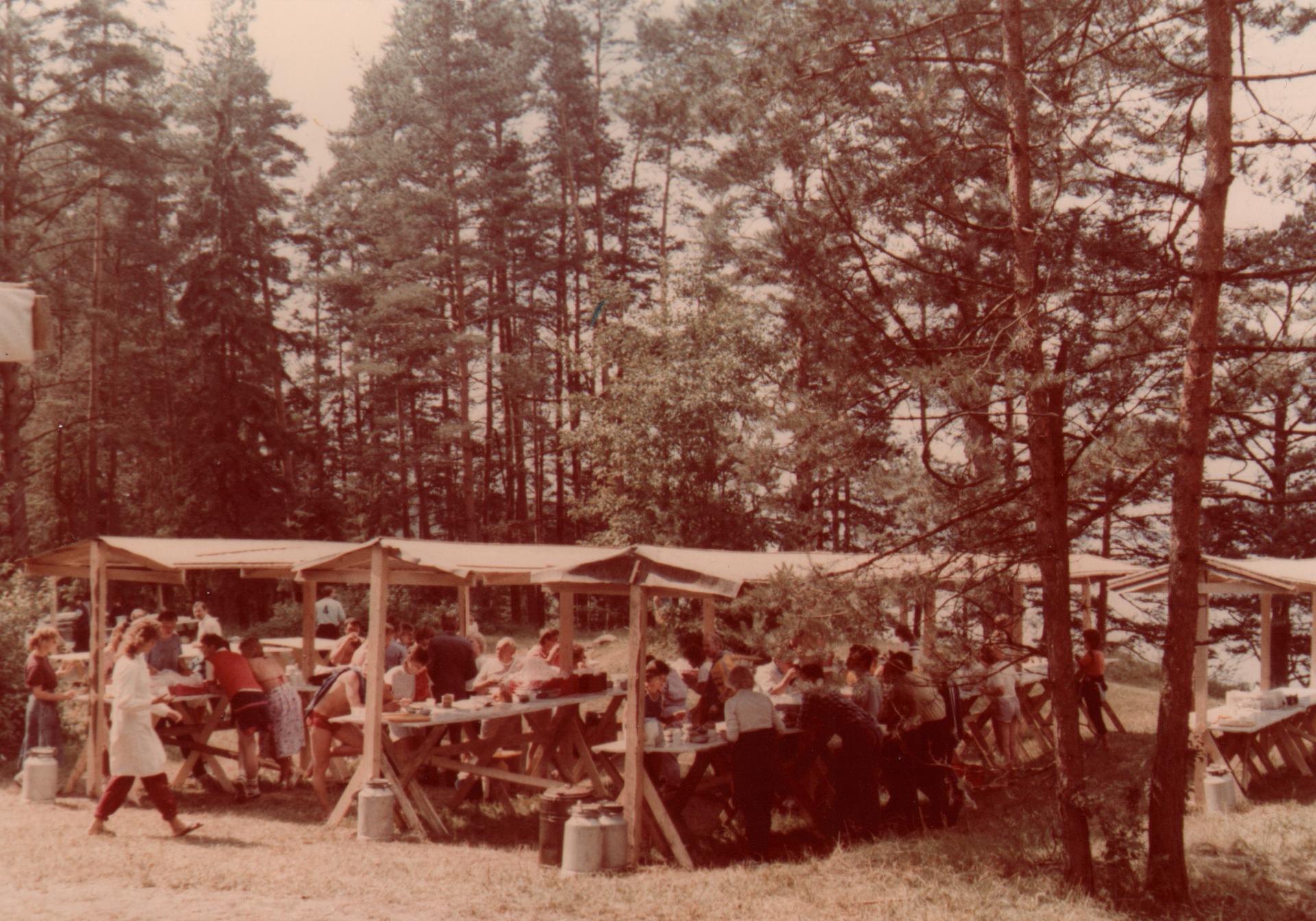 Piimanduspäeval osavõtjad lõunatamas