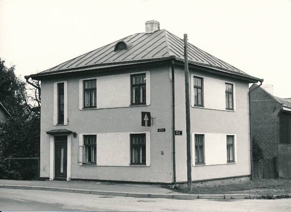 Vaba 42c. Majal on eesti- ja venekeelsed tänavasildid. Tartu, 1990. Foto: Harri Duglas.