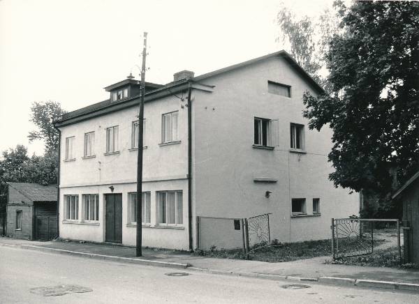 Vaba 33a; võrkaed ja metallväravad. Tartu, 1990. Foto: Harri Duglas.