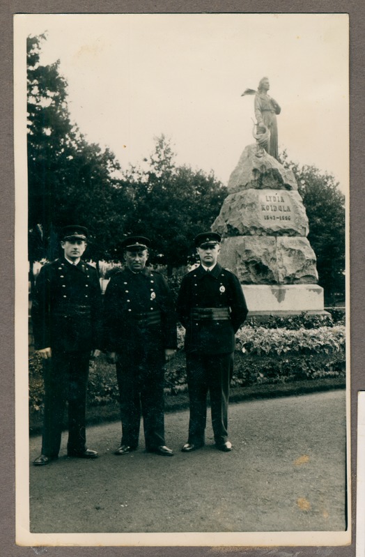 Kolm Pärnu VTS liiget Pärnus Lydia Koidula monumendi ees.