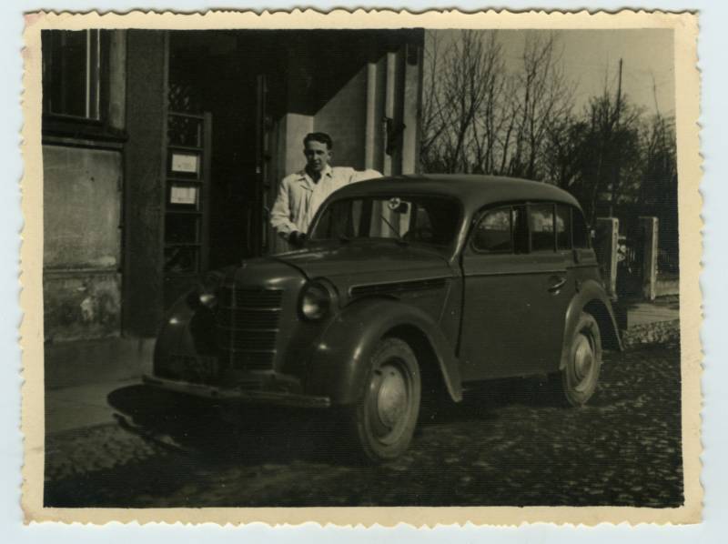 Tartu tuberkuloosidispanser (Õpetaja 5), Aksel Viira  sõiduauto "Moskvitš 400" kõrval. 1960-1970