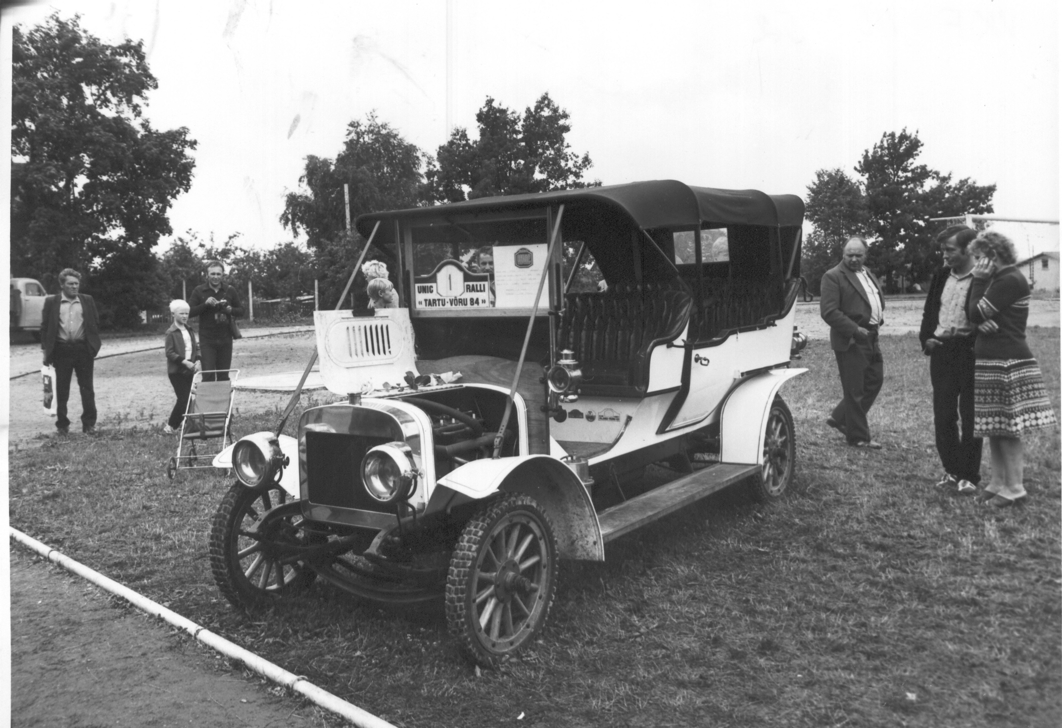 Foto. Klubi "Unic"  ralli "Tartu-Võru 84" Võru linna staadionil, esiplaanil sõiduauto nr.1 all