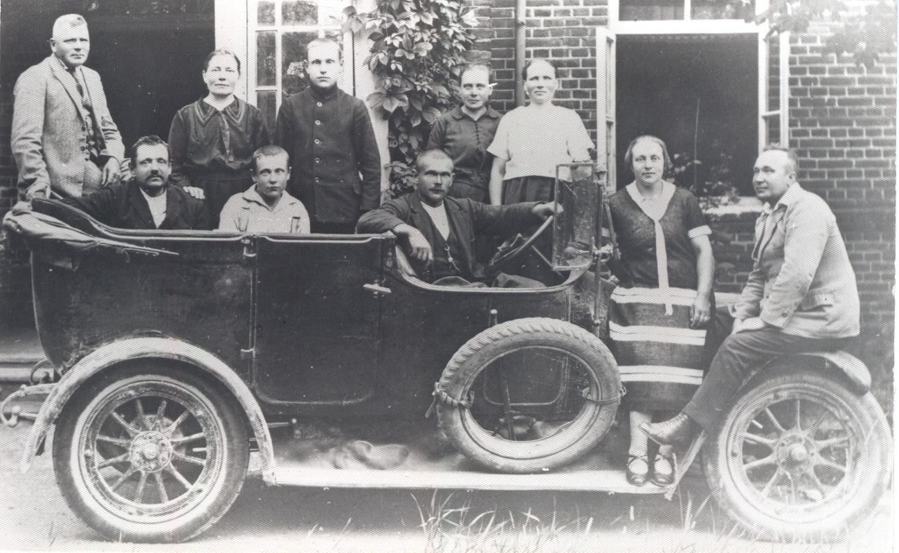 Foto (negatiiviga) Jaan Udras oma sõiduautoga Rõuge kihelkonnakooli hoone ees 1923.a.