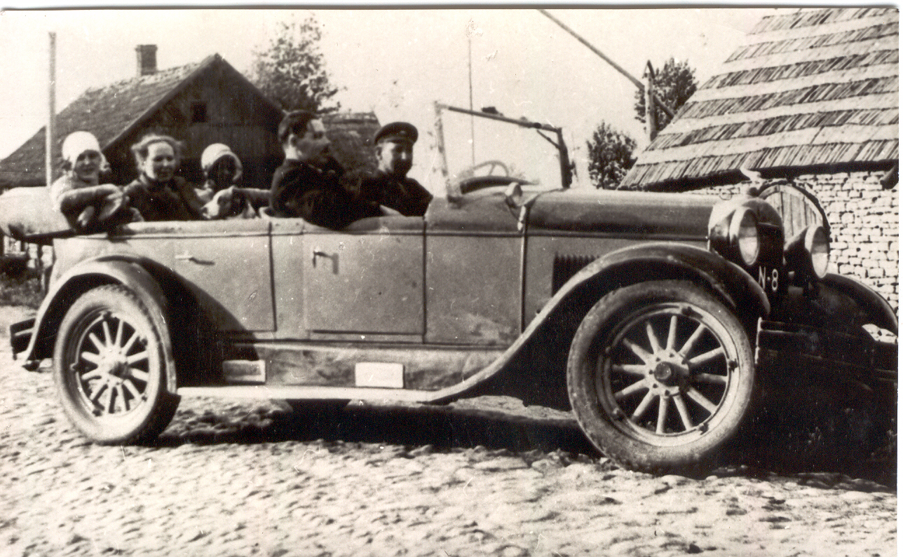 Foto (negatiiviga) Sõiduauto Essex N-8 Petseris, juht Johannes Lätlane (Leola)