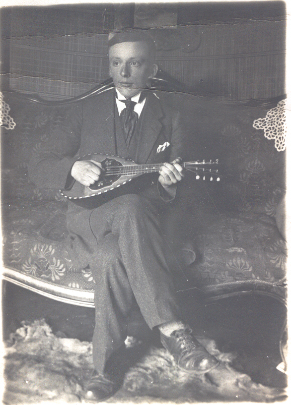 Foto August Plaks mandoliiniga 1916.a.