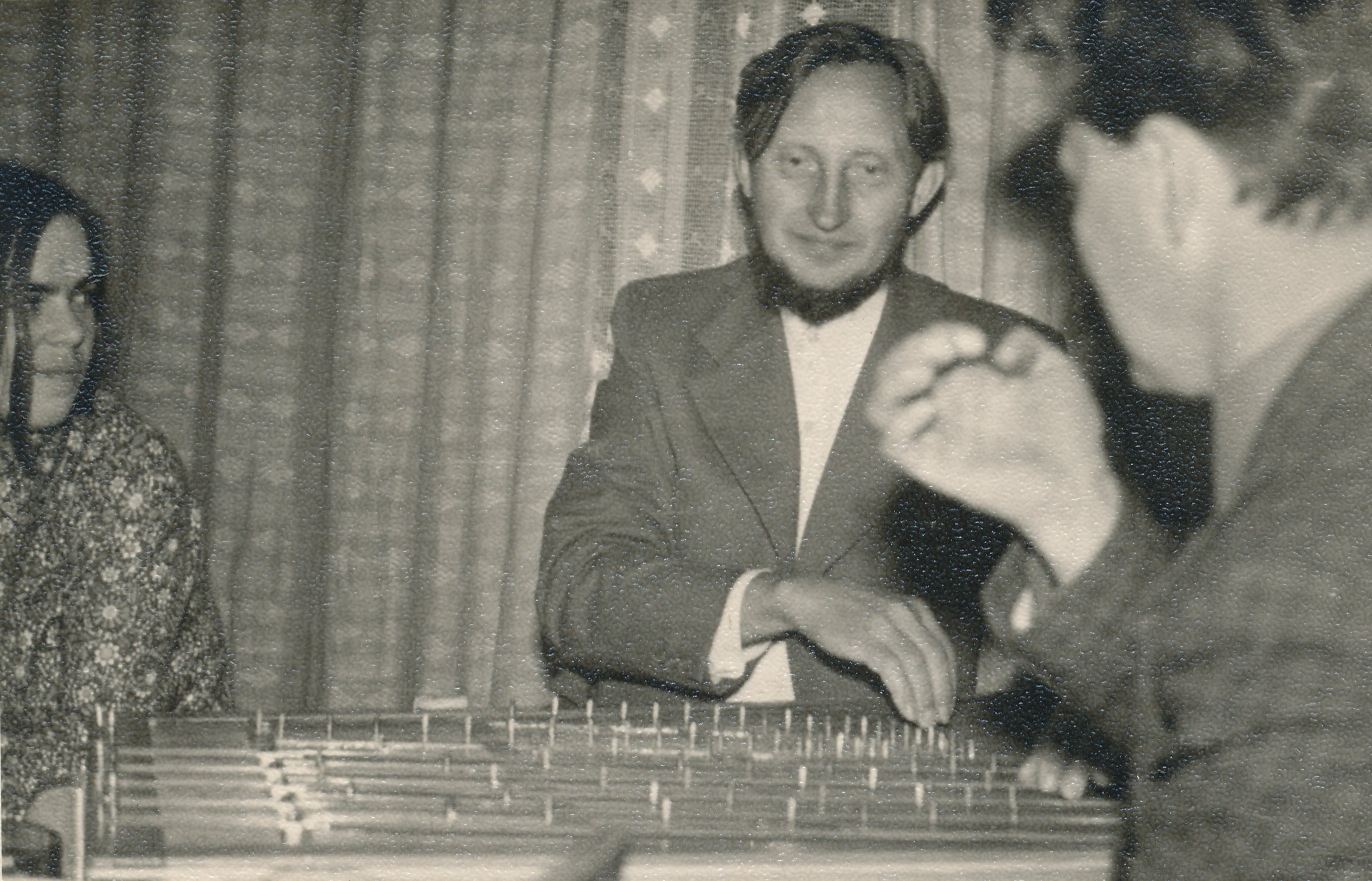 Foto. Kandlemeister Ilmar Kukk. 1970- nd a. kannelt mängimas.