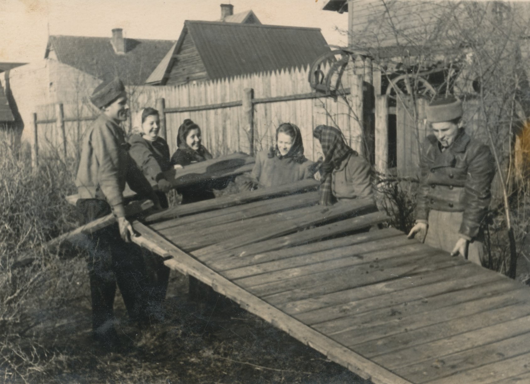 Foto. "Kandle" seltsi suveaia tastamistöödel 1947.a. kevadel.