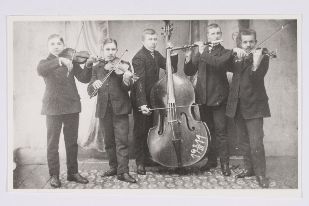 Põltsamaa keelpillikorkester 1911.a. Kontrabassiga Aleksander Virro (Viru).