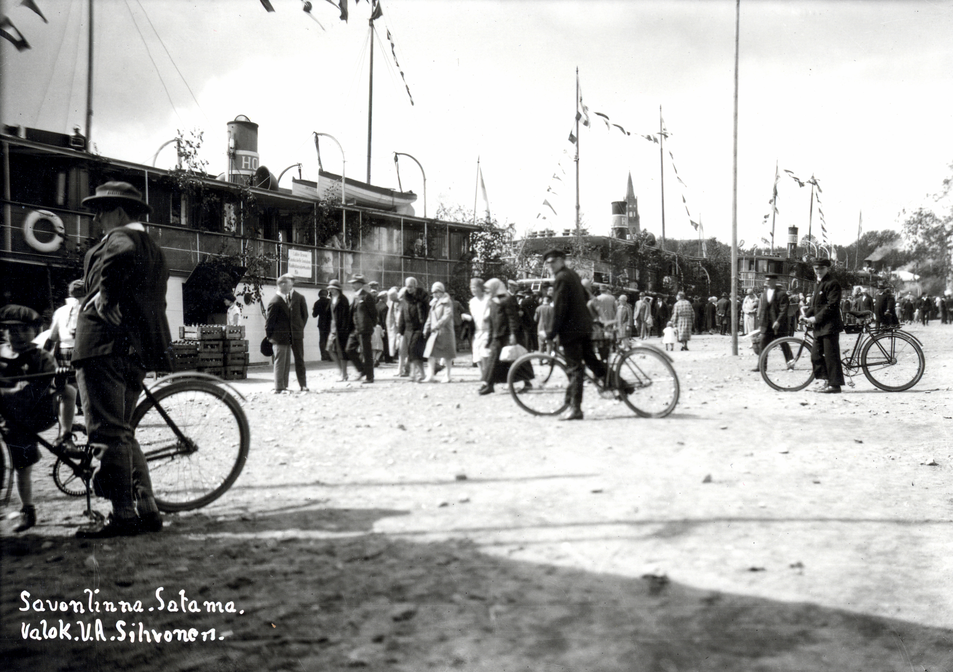 Satamalaituria juhannuksena.	Harbor pier in Midsummer