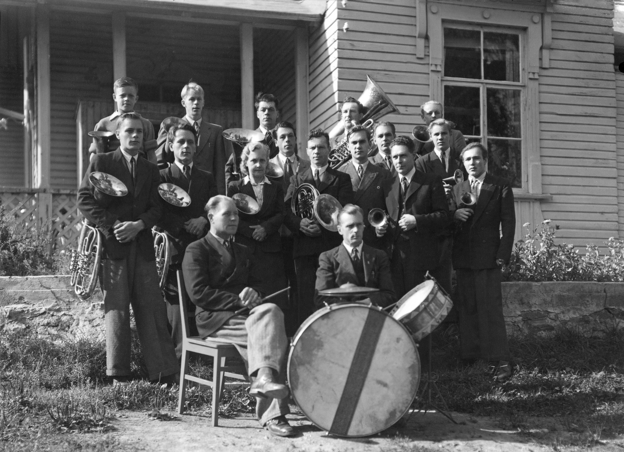 Torvisoittokunta Nälkälinnan edustalla.	Brass band in front of Nälkälinna