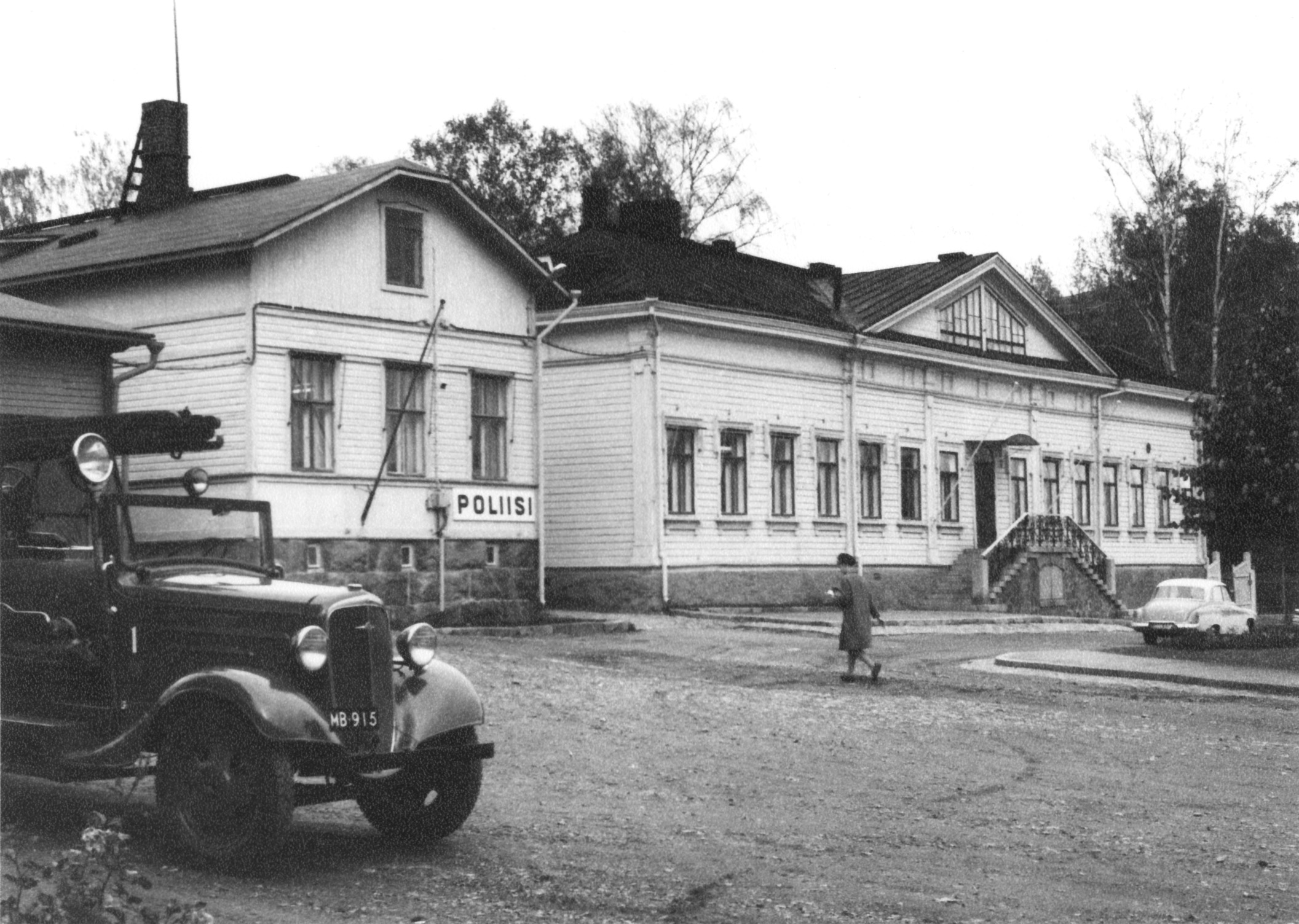 Poliisilaitos ja kaupungintalo Olavintorin varrella.	Police station and city hall by Olavintori