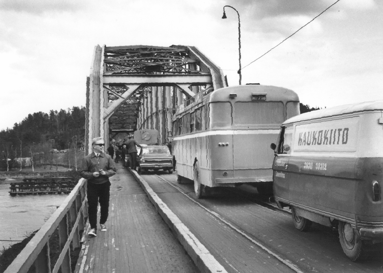 Liikenneruuhka Kyrönsalmen rautatiesillalla. 1960-luku. Traffic in Kyrönsalmi railway bridge