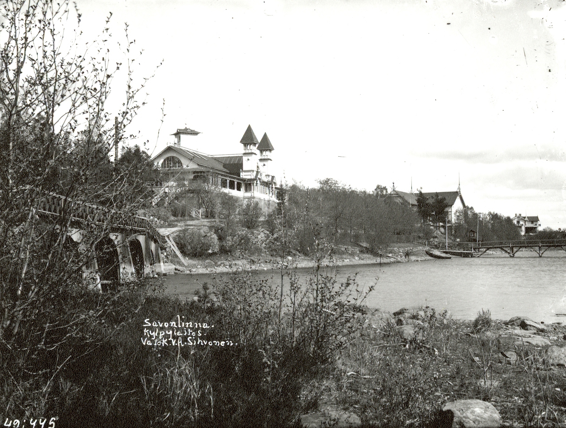 Verkkosaaren silta, Kylpylaitos, "Vanha Kasino", Suruton. Kuvattu Verkkosaaresta. . Verkkosaari bridge, Baths, Old Casino, Suruton