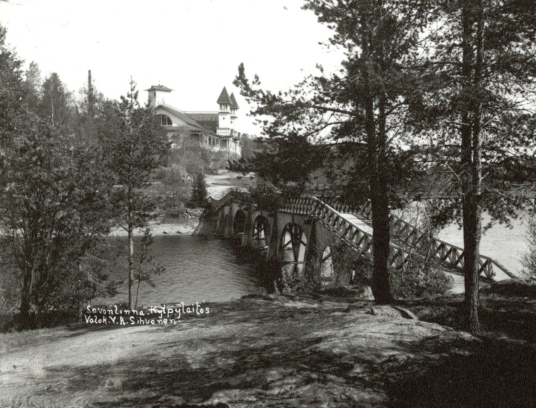Verkkosaaren silta ja Kylpylaitos kuvattuna Verkkosaaresta. 1900. Verkkosaari bridge and Baths