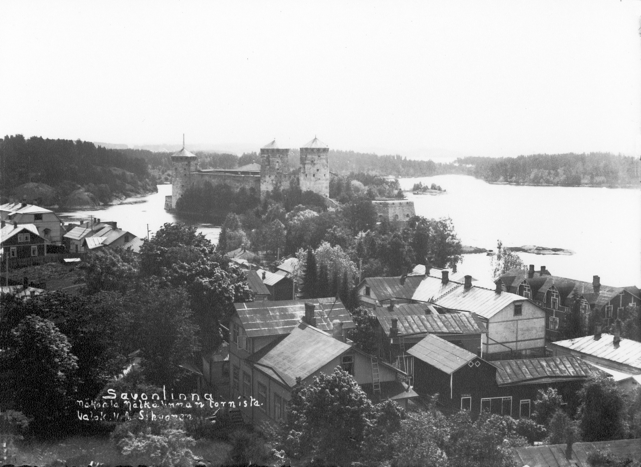 Näköala Nälkälinnan tornista kaakkoon. Olavinlinna, Linnankadun itäpäätä. kesä 1920-luku. View from Nälkälinna to the southeast