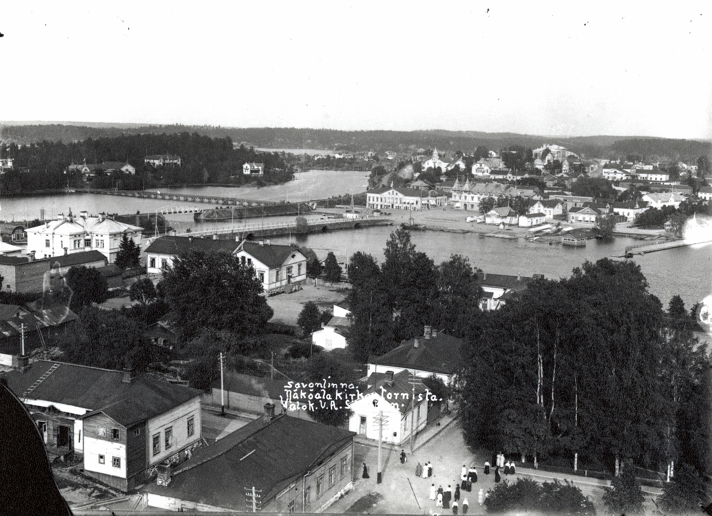 Näkymä kirkon tornista itään. Etualalla Kirkkokadun ja Puistokadun rakennuksia. Taustalla Kylpylaitos, Haapasalmen rautatiesilta, Pitkäsilta ja I kaupunginosaa. 1908. View East from Savonlinna Church tower
