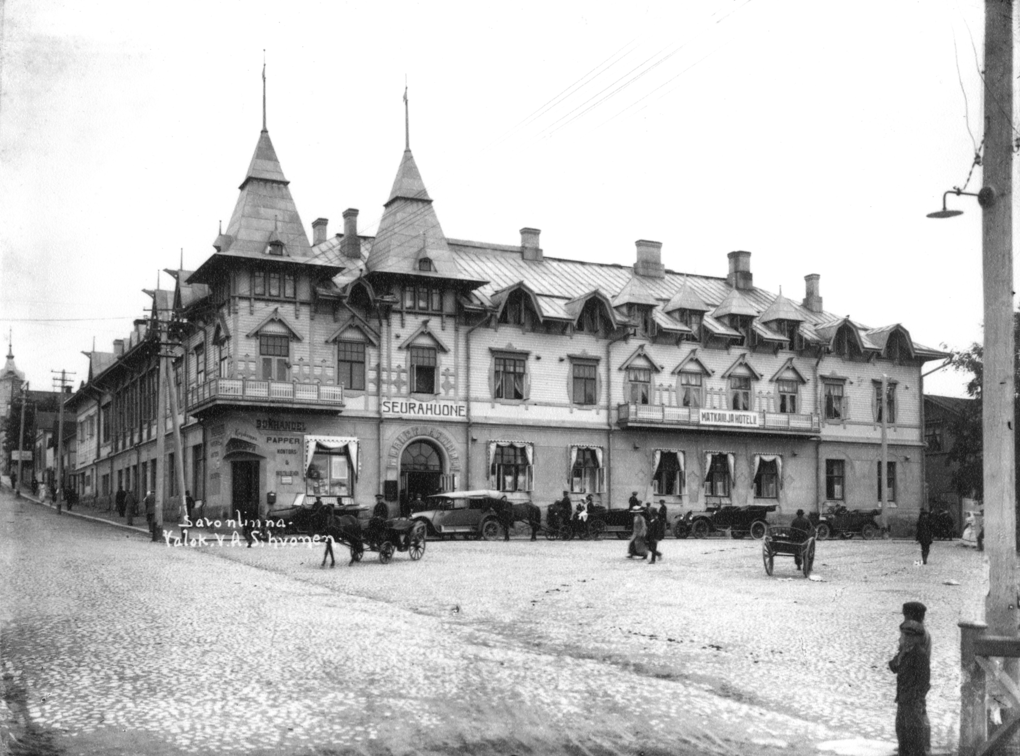 Matkailijahotelli eli Seurahuone kuvattuna Kauppatorilta. Auvisen rinteessä Raatihuone. 1920-luku. Seurahuone from Kauppatori