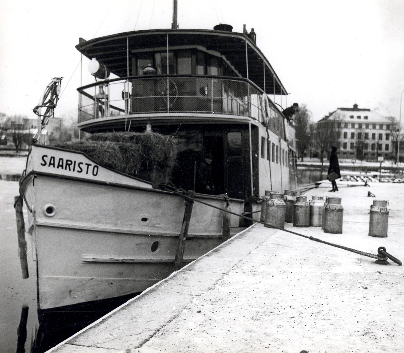 S/s Saaristo matkustajasatamassa. Taustalla Puistokadun kansakoulu. 1950-luku. S/s Saaristo in Savonlinna harbor