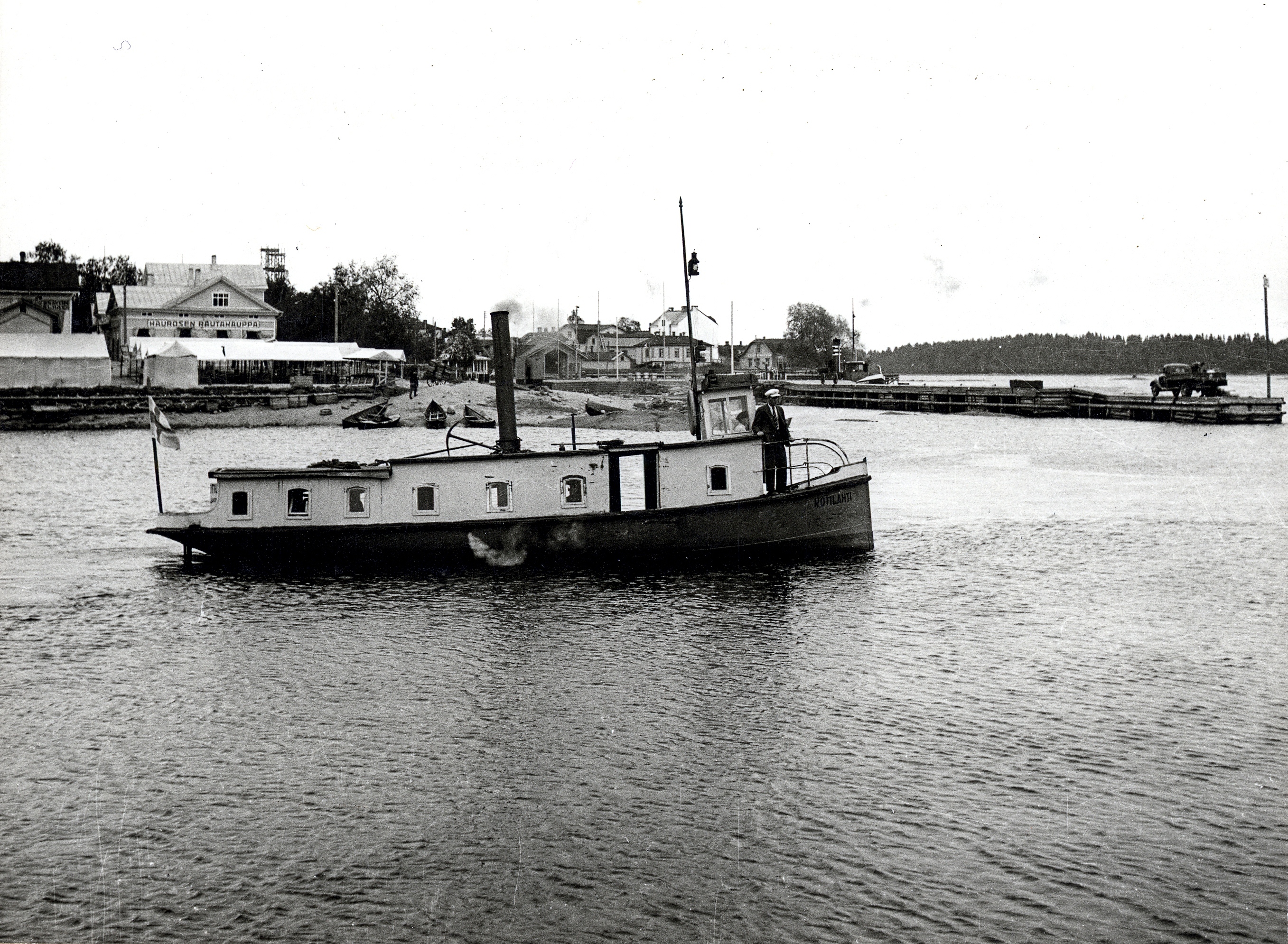 Höyryvene "Kotilahti" Sataman edustalla. Vasemmalla Kauppatori ja Kaurosen Rautakauppa. 1940. Steam boat "Kotilahti" in Savonlinna harbor