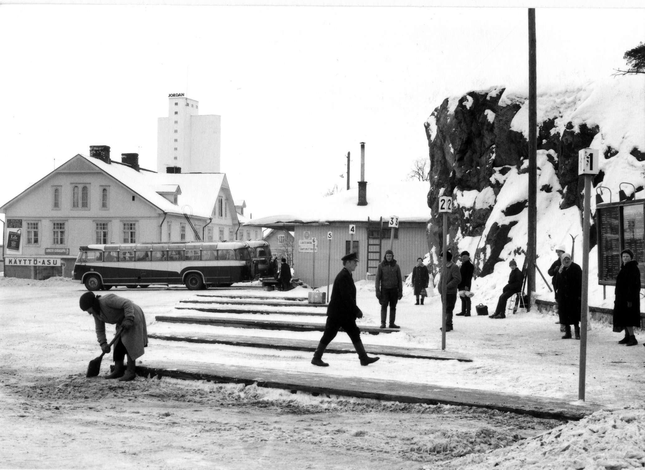 Savonlinnan linja-autoasema Asematienhaarassa. Laiturit 1-6. 1954–1960-luku. Savonlinna Bus Station