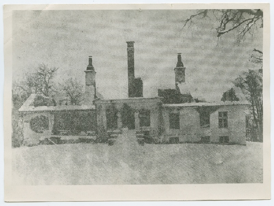 Atla mõisa härrastemaja varemed pärast 1905. aasta detsembris toimunud põlemist.