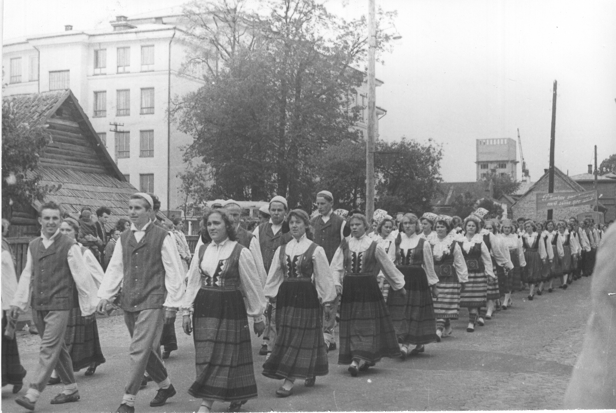 Foto ja negatiiv. Võru laulupidu 17. juunil 1962.a. rongkäik Pioneeride (Vabaduse) tänaval.