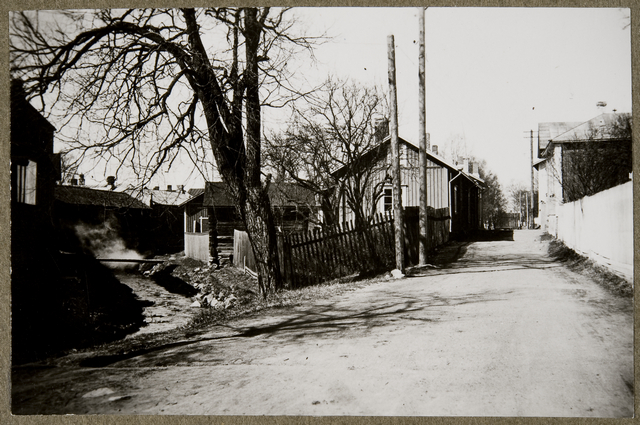 The shirt was seen from the east: the river (left. ), garden, breadroom, Pohjankatu, Lukkar's house