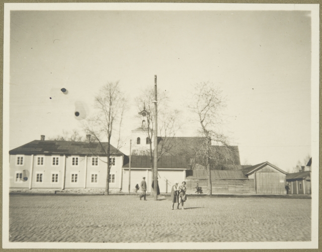 Girls in an empty tower, behind the left. The house of so-called Bartram