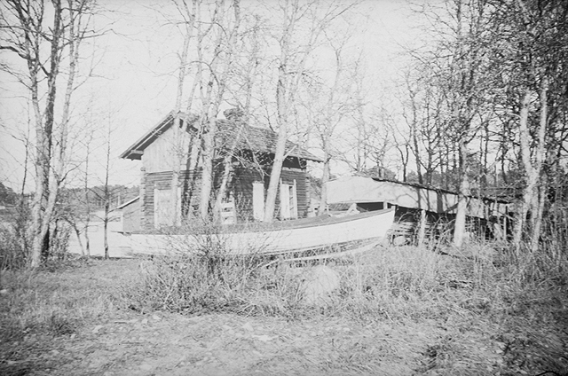 Boat tower, sauna from nature, surrounded by summer residents' motor boats