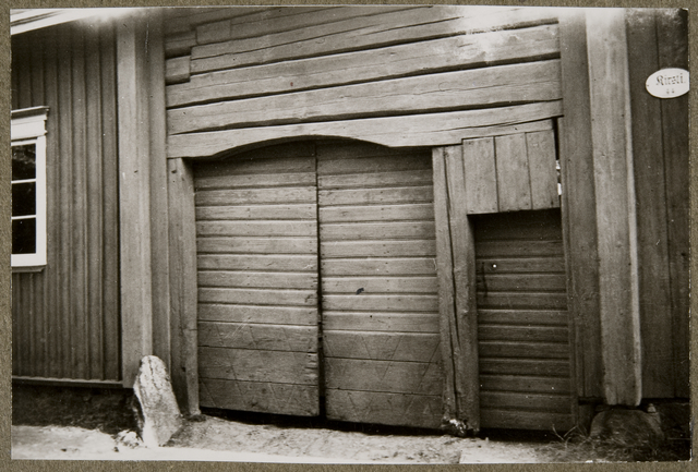 The gate from the street, on the wall above the gate, the sauma