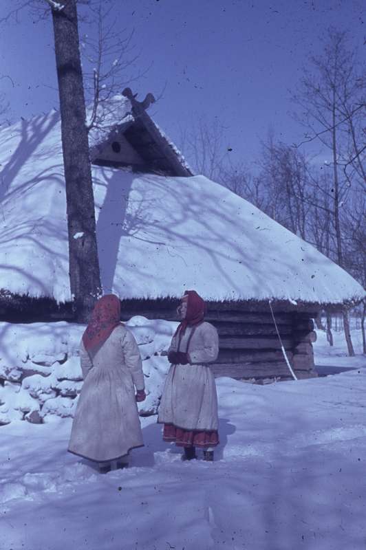 Roosta talu laut, muuseumi töötajad muhu rahvariietes