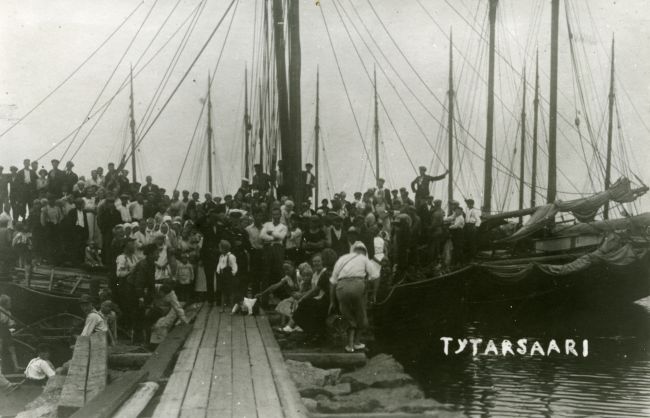 Sailing boats and people at the port of Tytärsaaren