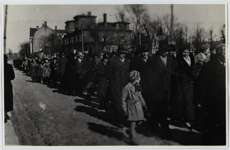 foto, Mina Parmu matused Narva maantel Kadriorust linna. 5.5.1935